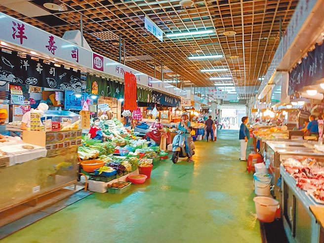 在传出群聚感染事件后，罗东民生市场内12日上午冷冷清清，商家苦苦等候有顾客上门。（胡健森摄）