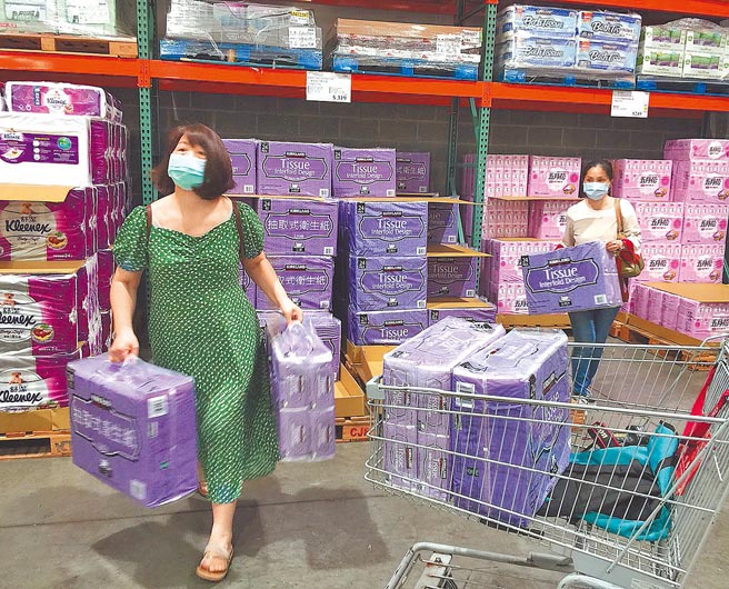 新冠肺炎疫情升溫警戒至第二級，引發民眾心理恐慌，12日出現消費者至美式大賣場搶購衛生紙，及防疫民生必需品。（陳怡誠攝）