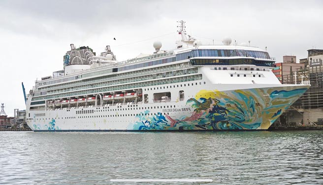 新冠肺炎疫情升温，交通部航港局12日宣布，邮轮探索梦号类出国航班即日起至6月8日，停航所有航次。（王爵暐摄）