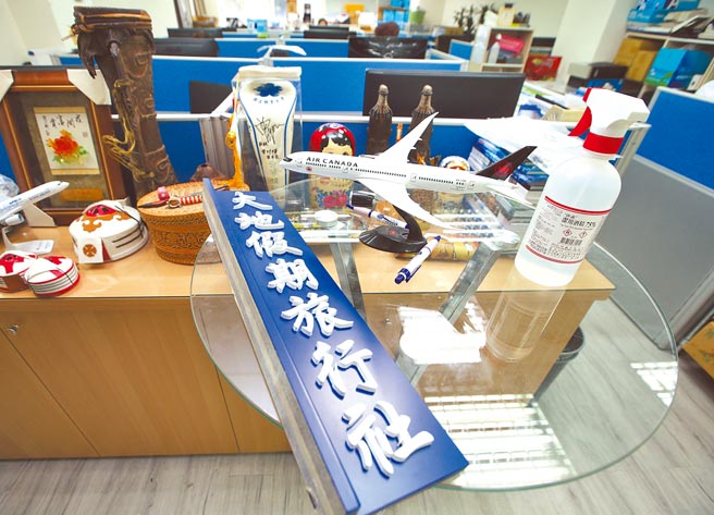 全球新冠疫情嚴峻，經營長達20年的大地假期旅行社無法承受一年來的疫情，11日在官網宣布結束營業，12日該公司已將公司招牌拆下放置一旁。（陳怡誠攝）