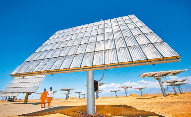 中美角力战从新疆棉事件延烧到太阳能产业。图为新疆哈密石城子太阳能园区。（新华社）