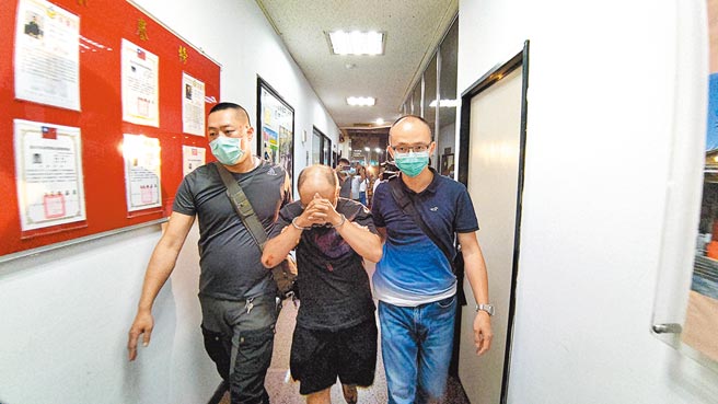 警方晚间逮捕目前担任外送员的凶嫌潘秉侑（中），两人有暧昧关系，他供称为财杀人，警方漏夜侦讯。（胡欣男摄）