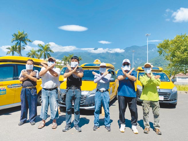 昨有6名爱心计程车司机出面指控车队拖欠车资。（罗亦晽摄）