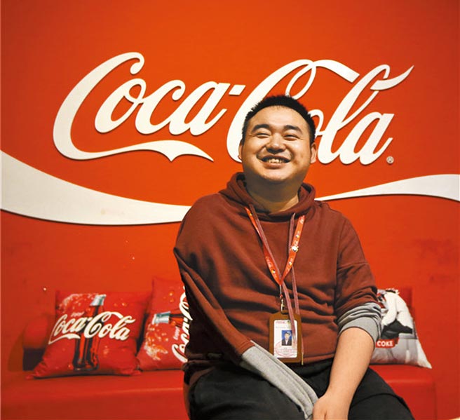 当年川震的「可乐男孩」薛枭，如今真的到中粮可口可乐（四川）公司工作。（摘自成都商报网站）