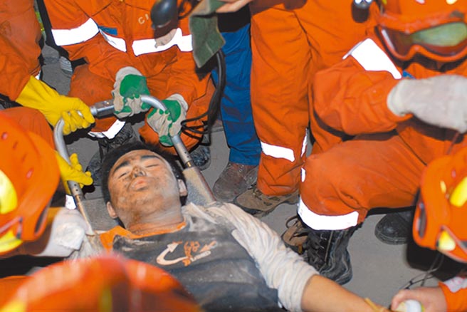 当年川震的「可乐男孩」薛枭。（摘自网路）