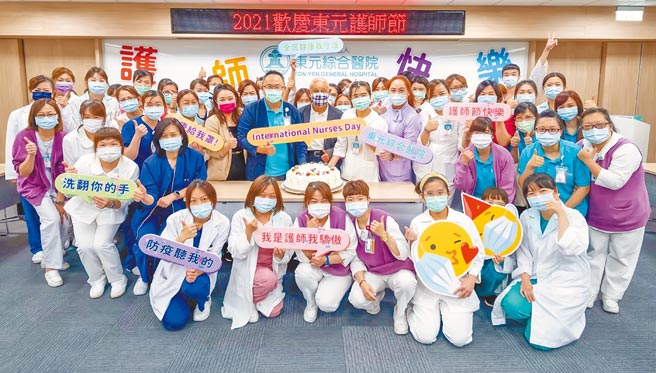 东元综合医院院长黄忠山（中）与护理人员欢庆国际护师节。（东元综合医院提供／罗浚滨新竹传真）
