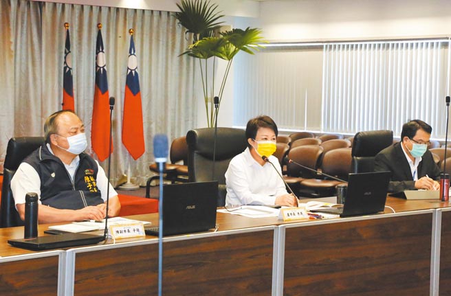 防疫形同作战！市长卢秀燕(中)12日紧急加开防疫会议，要求各局处总动员推动多项防疫措施，展开防疫大作战。（陈世宗摄）