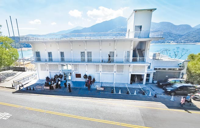 前身是南投县风景区管理所办公室，经委外经营，变身为有餐饮、住宿的南投县日月潭游客服务中心，12日开幕。（黄国峰摄）