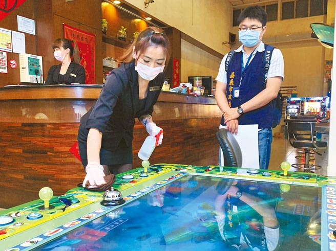 嘉义市12日起连续3天针对市区71间游艺场宣导防疫，除了检视业者防疫作为，若发现业者有不符规定者，将随时纠正、辅导。（吕妍庭摄）