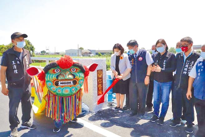 云林县虎尾镇云73桥梁改建竣工，由云林县长张丽善（右五）主持通车典礼。（云林县政府提供／张朝欣云林传真）
