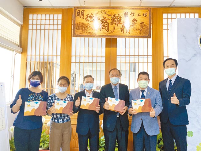 明德外役监每年放养约3万只黄金土鸡，年产值达上千万元，近来更研发滴鸡精，12日成立滴鸡精工作坊。（曹婷婷摄）