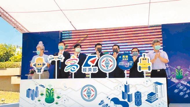 台电公司率国营企业之先，12日宣布在亚湾南部发电厂成立「台电5G AIoT推动办公室」，盼落实智慧能源数位转型，提升电力供应品质。（柯宗纬摄）