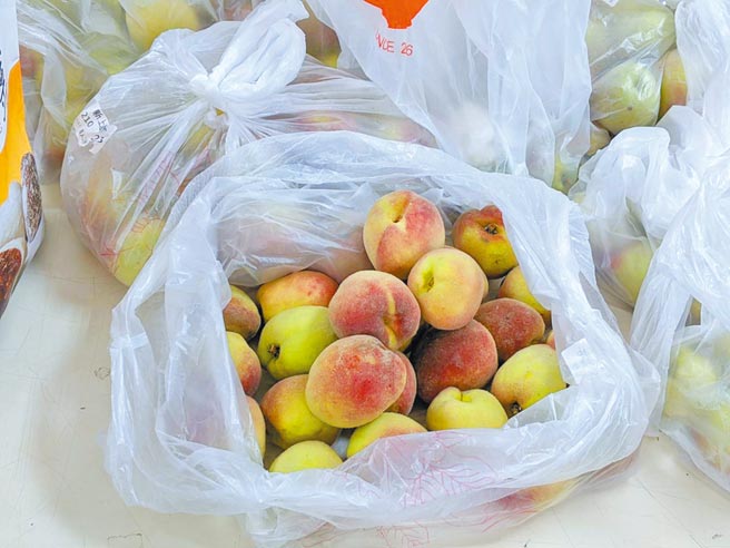 高雄巿左营区新上国小11日有50余名学生吃完营养午餐后，身体出现发痒或起红疹，疑似是附餐的甜桃引起。（曹明正摄）