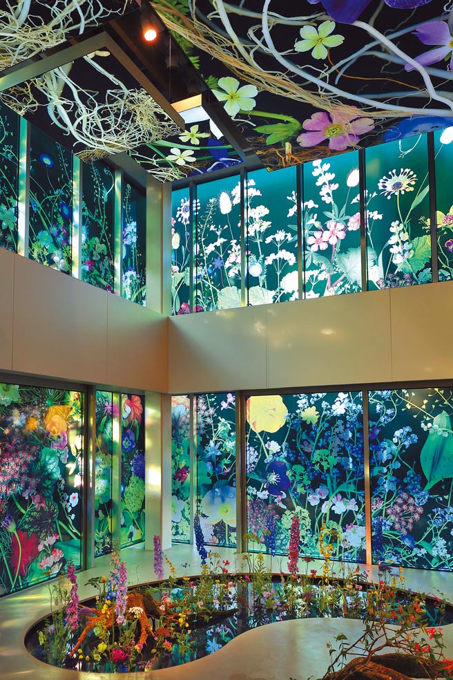 梵克雅寶在東京蔦屋書店舉辦Light of Flowers珠寶與花藝展，如夢境般唯美浪漫。（Van Cleef & Arpels提供）