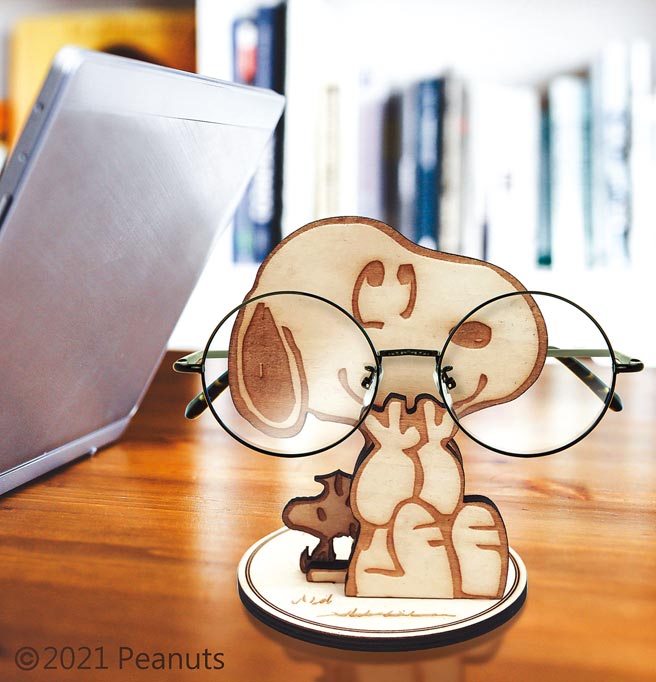 mr. sheep Peanuts联名，微笑史努比眼镜架，原价525元起。（Pinkoi提供）