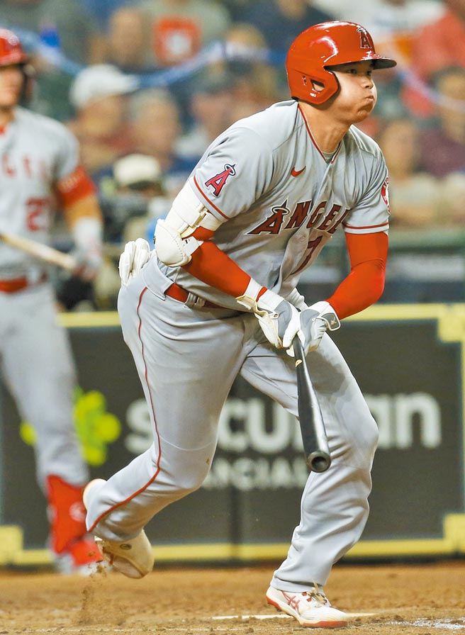 「打者大谷」昨役4支1，天使为了让他第9局还能打击，投完球还移防右外野。（路透）