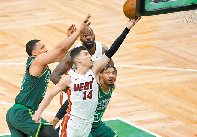 热火后卫赫罗（下）左手挑篮得分，热火气走塞尔提克，抢下季后赛门票。（路透）