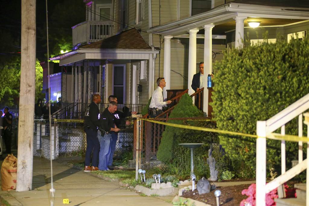 美国罗德岛州首府普罗维登斯（Providence）今天晚间爆发枪击案，造成9人受伤送医，其中3人命危。图/新华社提供(photo:ChinaTimes)