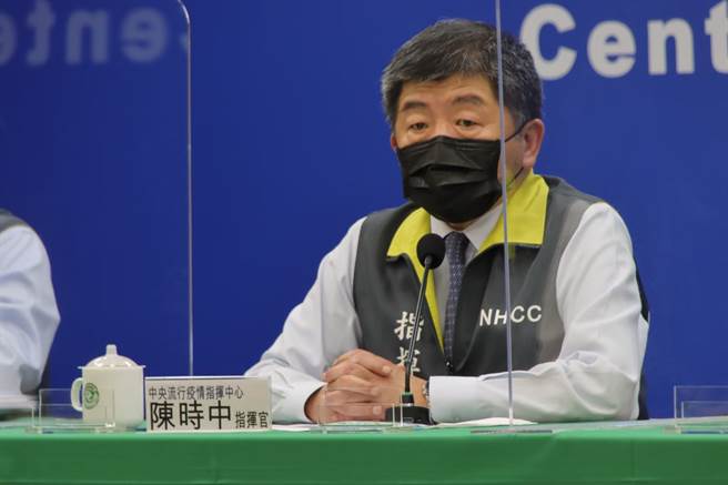 陈时中指出，疫情若达第四警戒不会「封城」，但若连7天百例确诊，会实施人流管制。（指挥中心提供） 