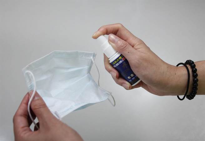 经过公正单位测试的水神抗菌液，喷在口罩上作清洁，也不会破坏口罩的结构及防护力。（旺旺水神提供）