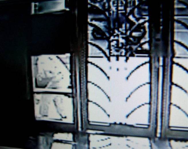 社区监视器拍到杨庆顺（大门左侧）倒下前画面。