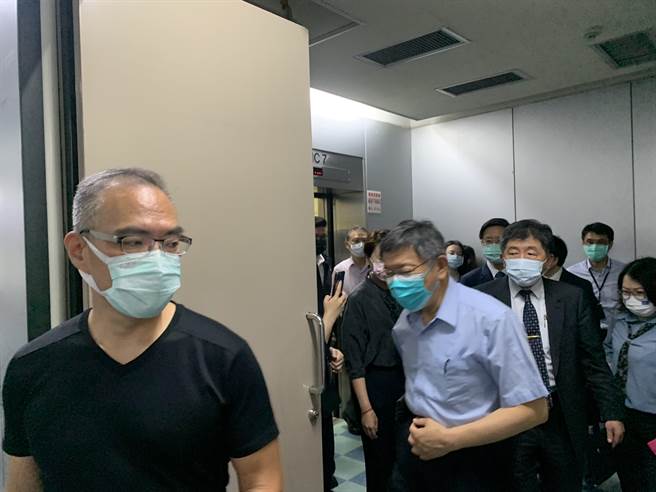 台北市長柯文哲、衛福部長陳時中今早在北市府密會。（黃婉婷攝）