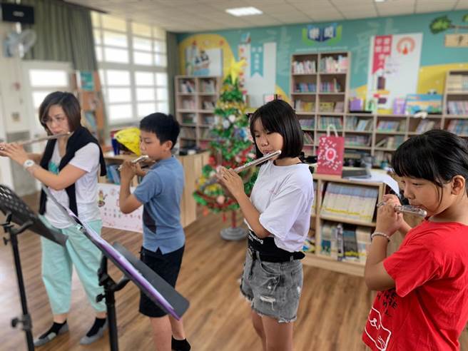 龙山国小学生平时认真练习演奏。（龙山国小提供／刘秀芬台南传真）