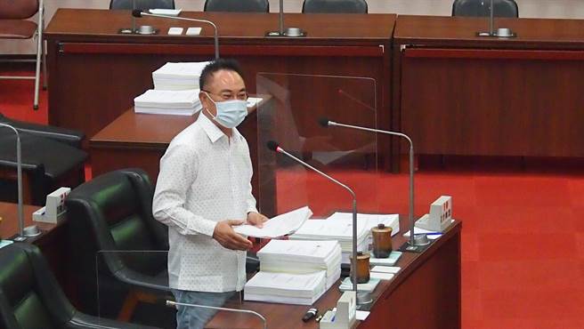 高雄巿议员韩赐村质询。（曹明正摄）