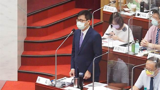 高雄巿长陈其迈答询。（曹明正摄）