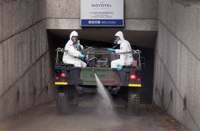 诺富特饭店群聚感染引爆疫情扩散，国军化学兵及桃园市环保局14日派员前往消毒，日后将作为专责防疫旅馆。（范扬光摄）