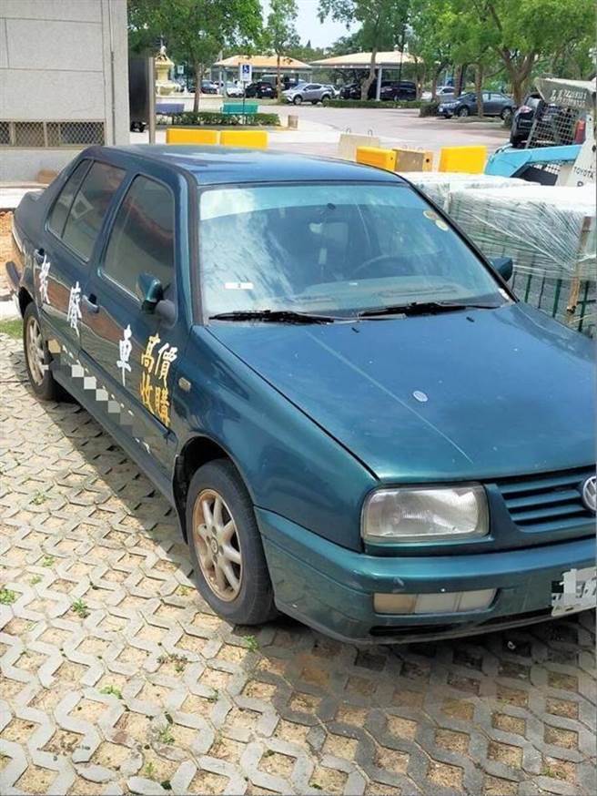 针对广告车辆长期占用公有停车格，金门警方全面清查并开罚。（警方提供）