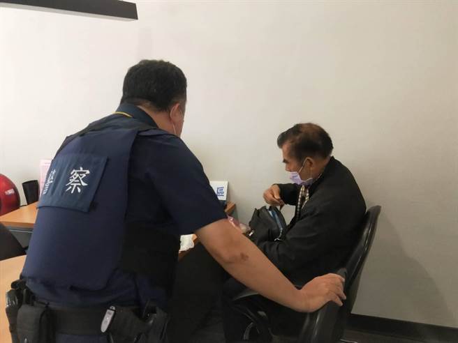 老翁遇到假投資，平鎮警方即時阻詐。（姜霏翻攝）