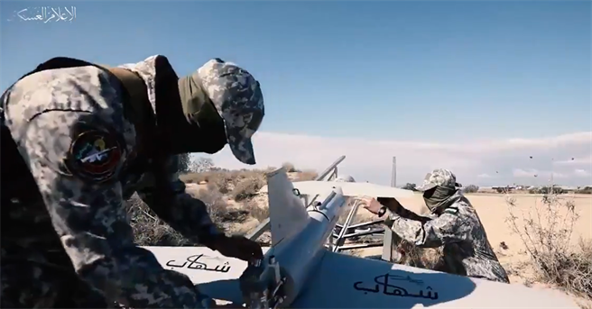 哈玛斯旗下武装团体卡萨姆旅（Al Qassam Brigades）投放「流星」（Shehab）自杀无人机的画面。（卡萨姆旅）