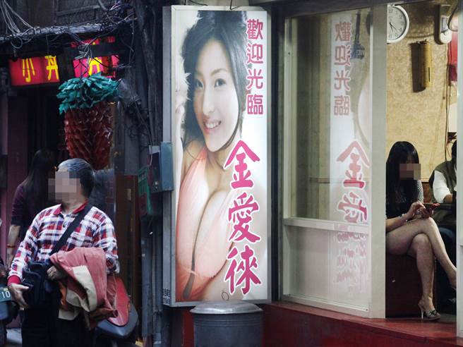 對許多沒辦法負擔高檔酒家消費的平民來說，萬華的阿公店就像舒緩身心的城市小角落，能在這裡喝些小酒尋歡。（中時資料照）