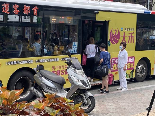 护理长亲自率领护理同仁上防疫巴士，替他们打气加油。（游念育摄）