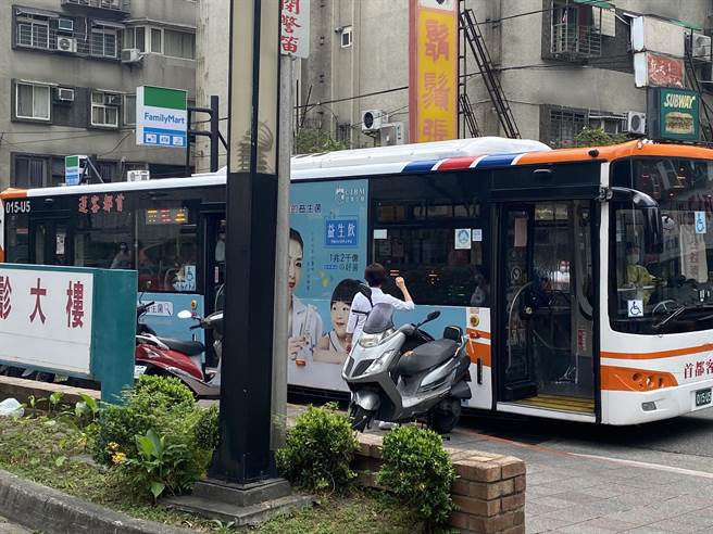 护理长则在发车前挥手向护理同仁喊话「加油！」（游念育摄）