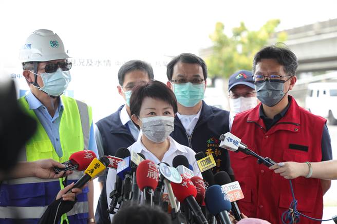 台中市長盧秀燕表示，德基水庫拉警報，但南北都無法供水給台中，「台中市被孤立了」。（盧金足攝）