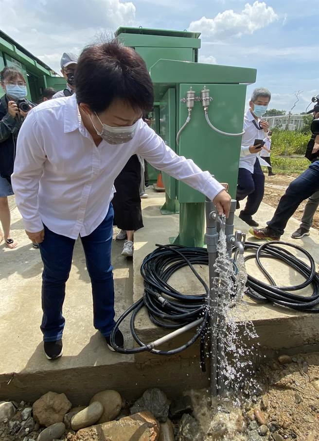 台中市長盧秀燕今日到中央公園水井產水經檢測水質良好，可供台水公司淨化轉換成民生自來水，要求注重水質安全。（盧金足攝）