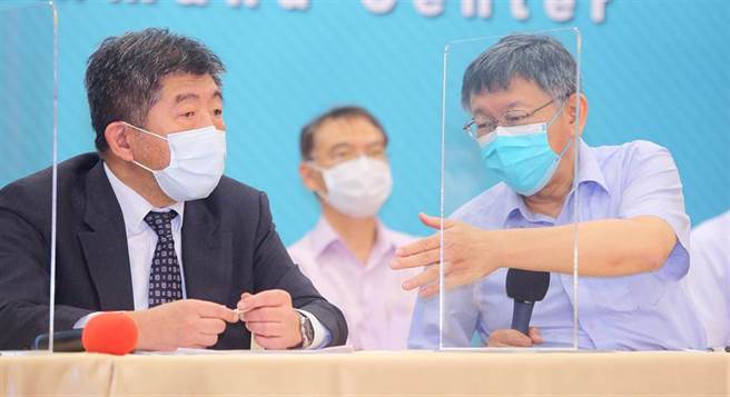 针对台北市和平医院两名新冠肺炎确诊案例，台北市长柯文哲（右）14日一早与卫福部长陈时中（左）等人在市府开会讨论应变措施，随后共同召开记者会，宣布在万华设4个快筛站，并发布特赦令，让无身分证的外籍移工，只要来检查和就医，不会因此就被遣返回国。（图／本报系资料照）
