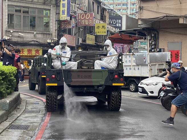 新北全市24小时大消毒 侯友宜三重视察清消出动国军、悍马车（戴上容摄）