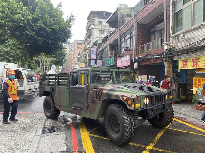 新北全市24小时大消毒 侯友宜三重视察清消出动国军、悍马车（戴上容摄）
