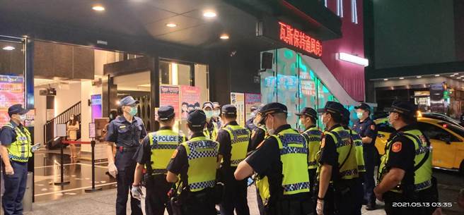 台中市警方近日临检加强防疫宣导，针对10个分局辖区、约60处KTV、酒店、电子游戏场等场所稽查。（台中市警二分局提供／张妍溱台中传真）