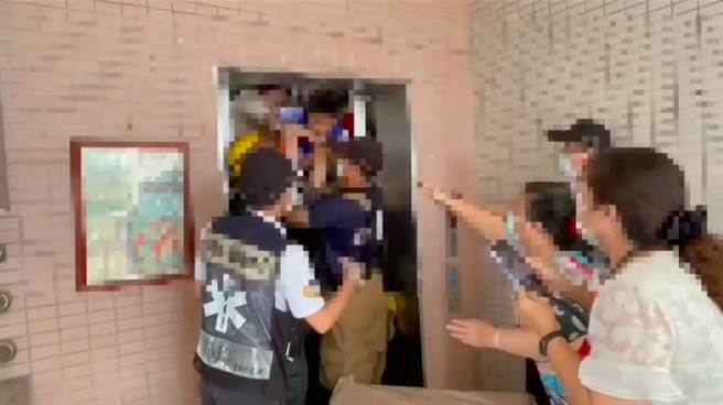 高雄市燕巢区某国小今天上午10时突然传出电梯故障、困住1名女老师及14名幼儿园学童，歷经半小时救援后全数脱困，无人受伤。（民眾提供）