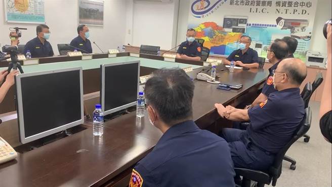 警政署長陳家欽上午慰問新北市警局防疫團隊。（王揚傑攝）