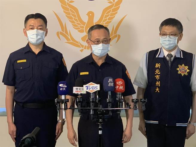 警政署長陳家欽上午慰問新北市警局防疫團隊。（王揚傑攝）