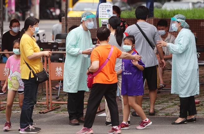萬華地區爆發本土新冠疫情，台北市已匡列出高危險傳染區，並根據地緣關係發送細胞簡訊給有染疫顧慮的市民前往醫院採檢站快篩，14日上午位於市立醫院中興院區的急診室外，已經有不少接到通知的民眾到場。（季志翔攝）