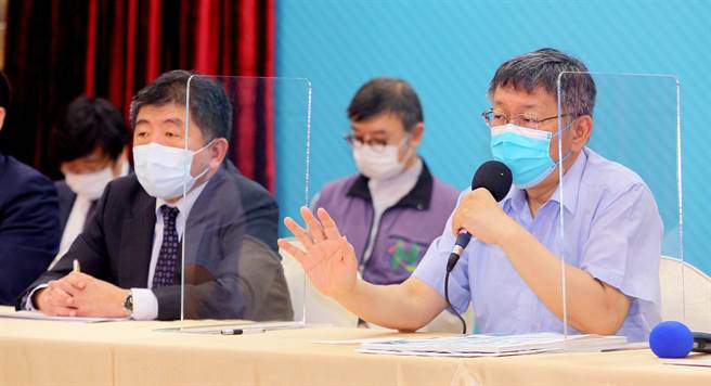 卫福部长陈时中（左）、台北市长柯文哲（右）今同台谈北市防疫对策。（张铠乙摄）