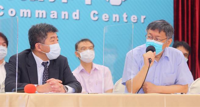 台北市长柯文哲、卫福部长陈时中今同台举行记者会。（黄婉婷摄）
