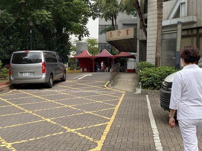 北市联医採「分舱分流」，急诊室和护理站人员互不流通、动线也会区分。（游念育摄）