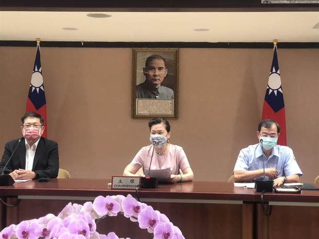 經濟部長王美花(中)今報告513停電調查初步報告，確認事故是台電員工誤觸開關造成。(王玉樹攝)